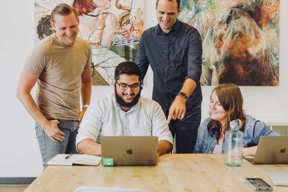 Internationale Fachkräfte arbeiten gemeinsam an einem digitalen Projekt. Quelle: Jud Mackrill / Unsplash