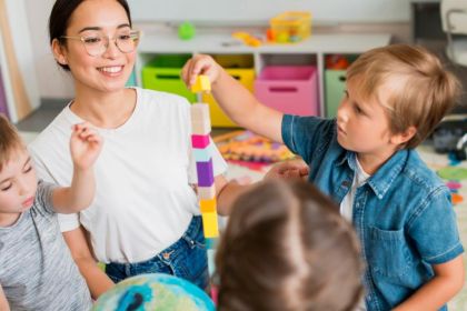 Erzieher und Erzieherinnen gestalten den Alltag von Kindern und leisten täglich sinnvolle Arbeit mit echtem Mehrwert. Foto: Freepik