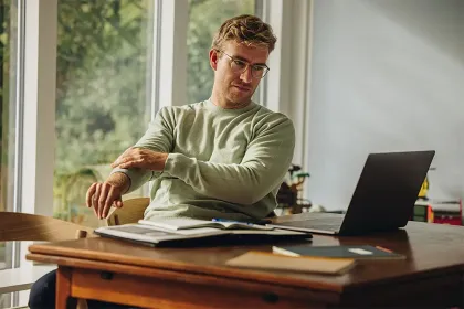 «Nur noch kurz ...» und schon hat uns die Ablenkung voll im Griff. Foto: Adobe Stock
