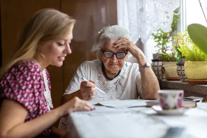 Sozialbegleiterinnen und Sozialbegleiter helfen bei der Alltags- und Freizeitgestaltung.  Foto: Adobe Stock