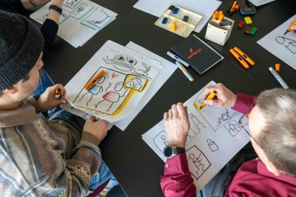 Ob im Austausch mit anderen oder bei der individuellen Vertiefung – der Lehrgang verbindet Theorie, Praxis und Reflexion. Foto: EB Zürich