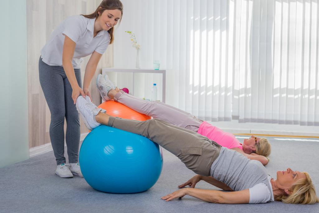 Mit Physiotherapie anderen helfen, damit sie möglichst schnell wieder fit werden - ein spannender Beruf! (© Picture-Factory / Fotolia)