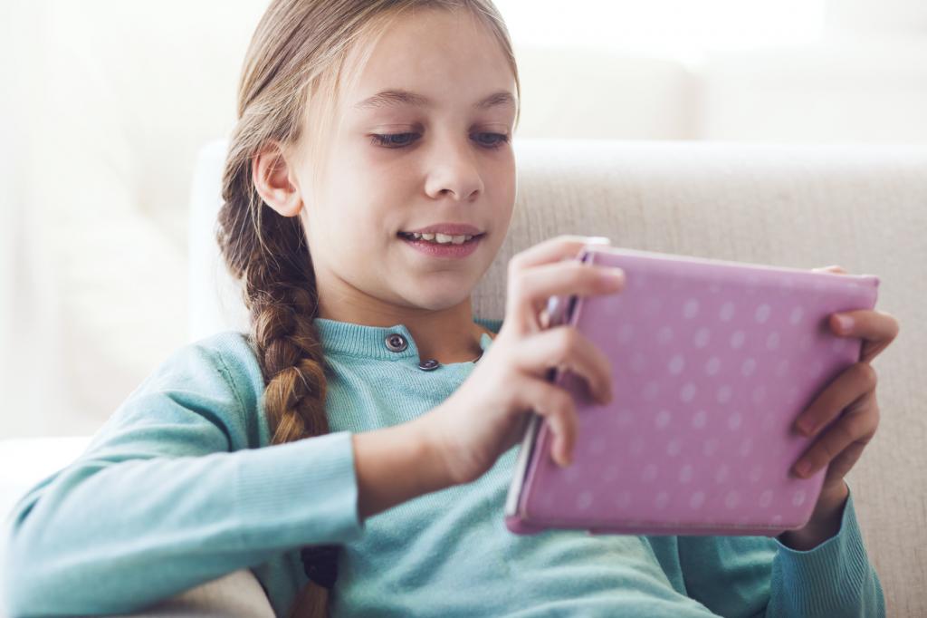 Digitale Kompetenz - den Kids von heute sozusagen in die Wiege gelegt. (© Alena Ozerovan / Fotolia)