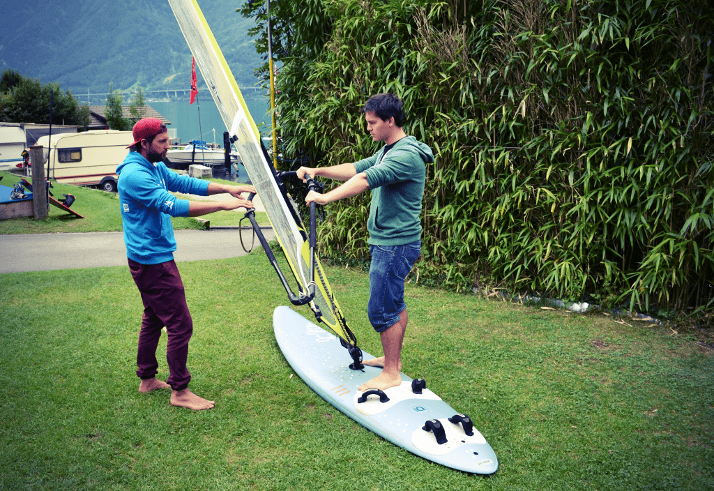 Vor dem Windsurfen auf dem Wasser gibt es Trockenübungen. (© Myriam Arnold)