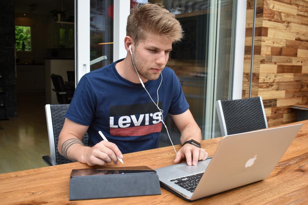 Luca Tresch kann während dem Lockdown zu Hause die Lernzeiten für sein Studium selber einteilen.