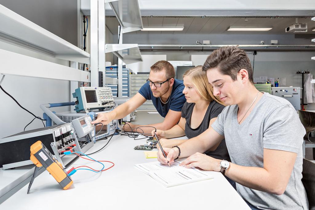 Perfekt vorbereitet auf die Arbeitswelt: Die FHNW setzt auf viel Praxis in den Studiengängen.