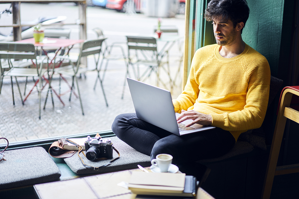 Das Fernstudium ist eine beliebte Studienform mit zahlreichen Vorteilen. Durch das flexible Studienmodell kann überall und zu jeder Zeit studiert werden. (Foto: AdobeStock)