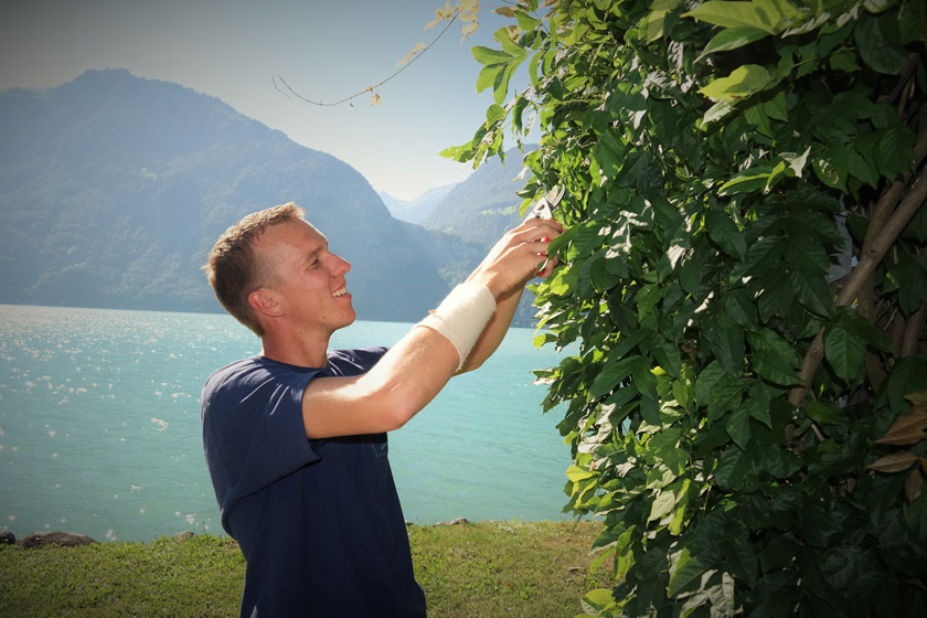 Zu den Tätigkeiten von Landschaftsgärtner Fabian Imhof gehört nicht nur das Heckenschneiden. (©Martina Tresch-Regli / Bildung-Schweiz)