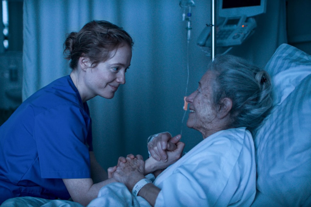 Der Film zeigt, was Pflege im Alltag wirklich bedeutet: volle Verantwortung, wenig Zeit und trotzdem Menschlichkeit. Foto: Aus dem Film «Heldin»