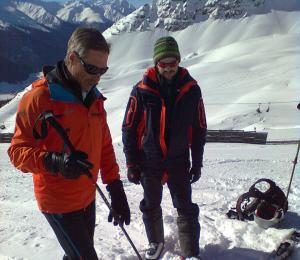 Markus Wey (links) gerade im Grundkurs Lawinen. (© Mammut Alpine School / ZVG)