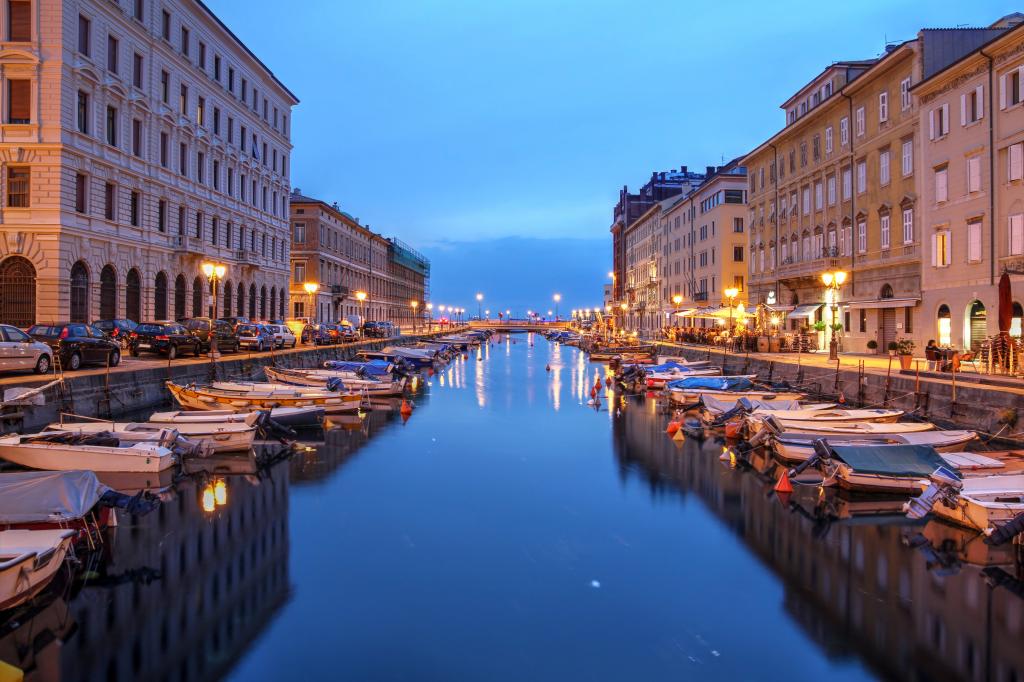 Faszination Fremdsprachen lernen - Abendstimmung am Canale Grande in Triest. (© Mihai-Bogdan Lazar / Fotolia)