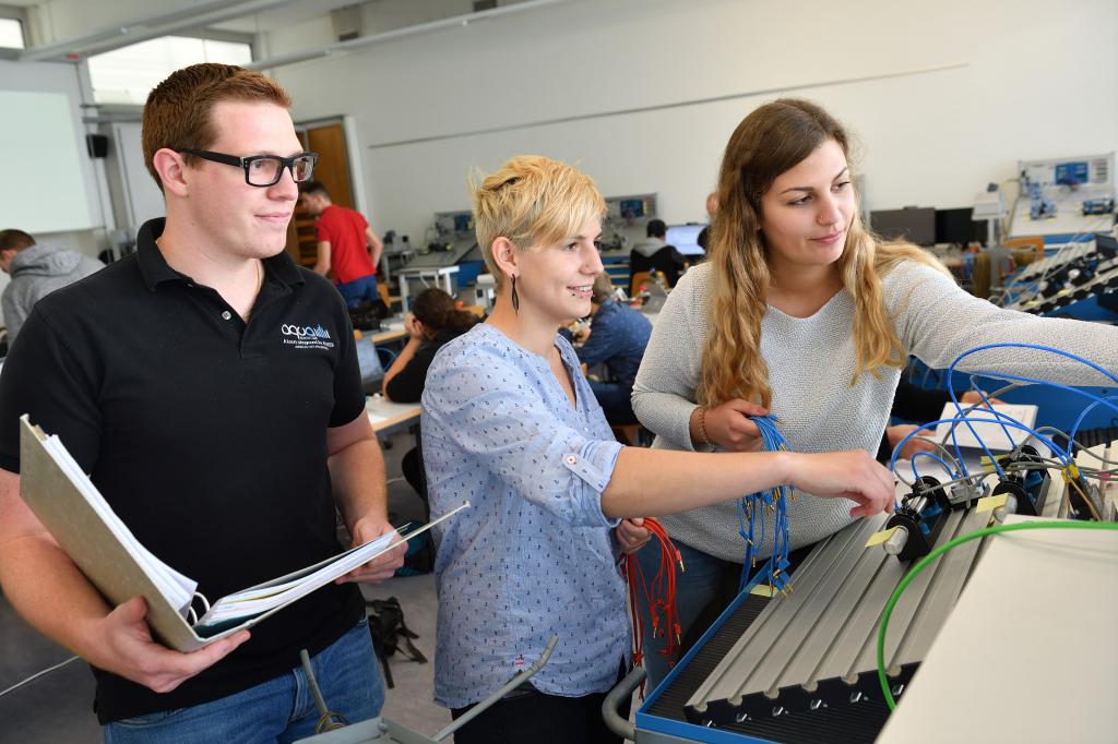 Systemtechnik und Automation schaffen Perspektiven: Absolvierende sind gefragt. Foto: HFT Schaffhausen