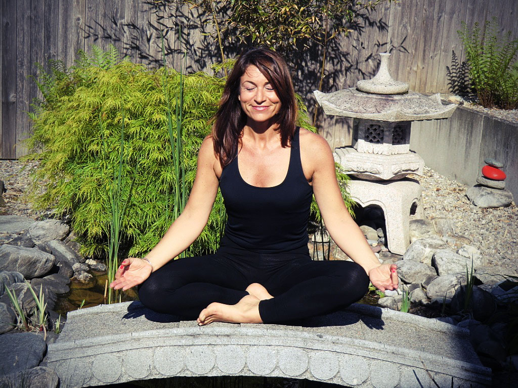 Evi Giannakopoulos meditiert. Auch andere Entspannungsübungen gehören zum Mentaltraining. (© ZVG)