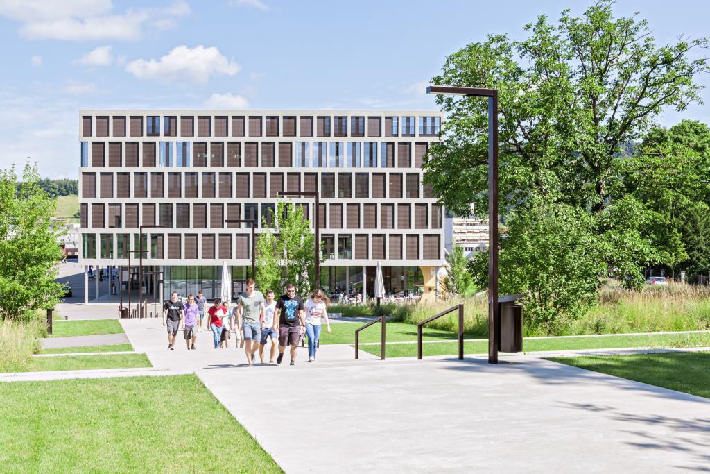 Auf dem Campus der Fachhochschulen entstehen oft Beziehungen, die später im Berufsleben nützlich sind. (FHNW)