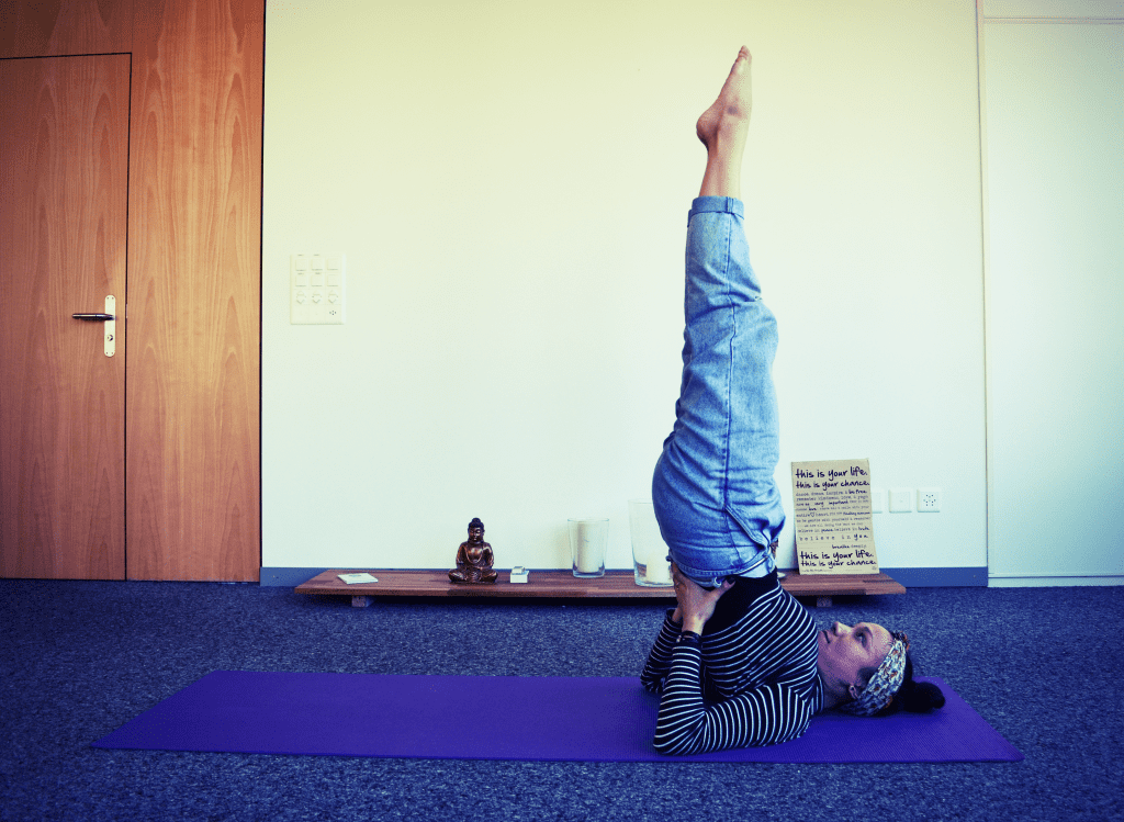 Jeanine Dinger praktiziert seit 12 Jahren Yoga. Diese Asana - der Schulternstand - regt unter anderem die Blutzirkulation an. (© Myriam Arnold)