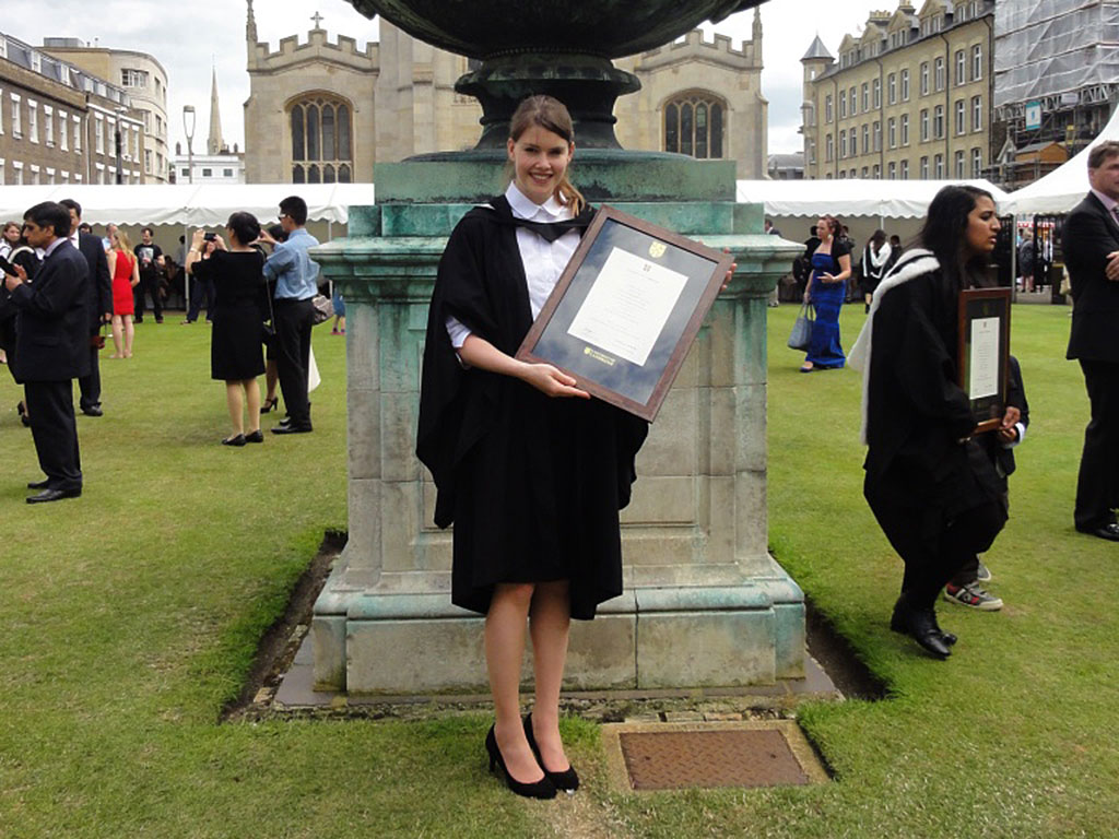 Cora Olpe, sichtlich stolz auf ihr Diplom, geniesst die Master-Feier an der University of Cambridge. (© ZVG)