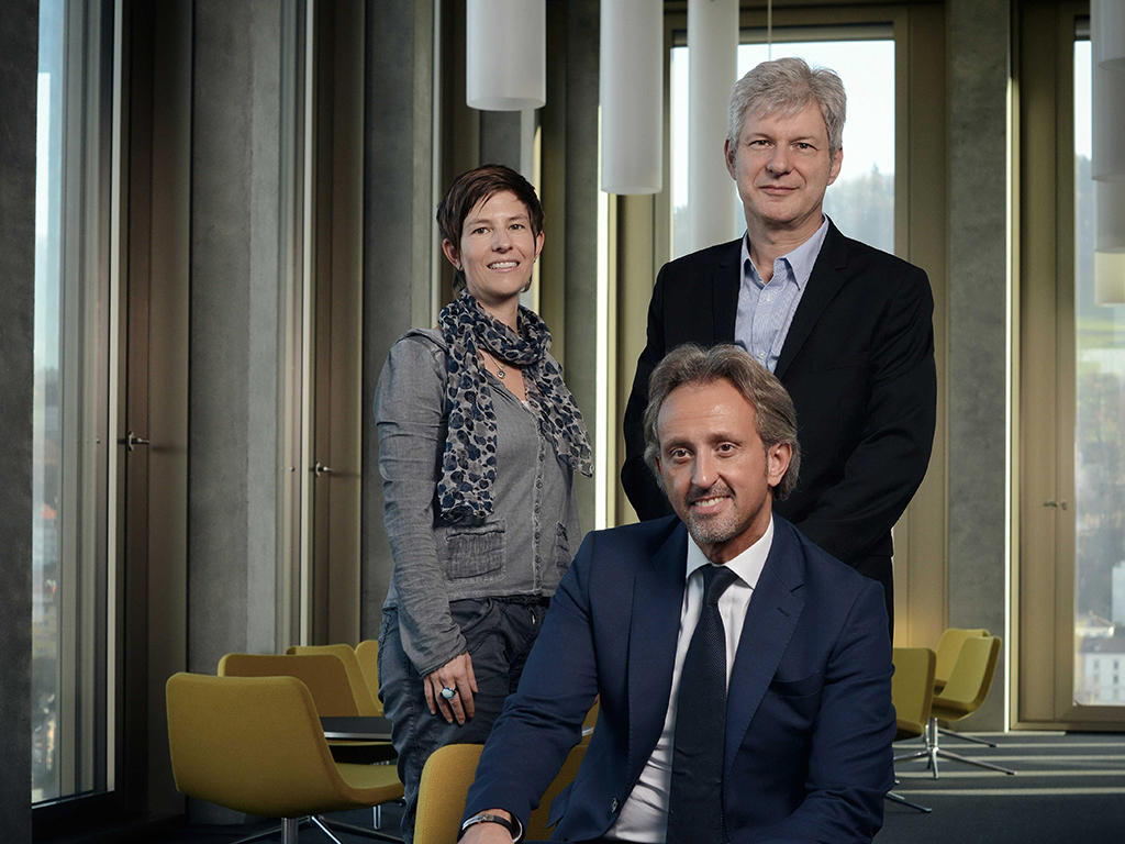 Die Geschäftsleitung des WBZ-FHS (v.l.n.r.): Martina Bärlocher, Prof. Dr. José Gomez (sitzend) und Prof. Dr. Reto Eugster. (© FHS St. Gallen)