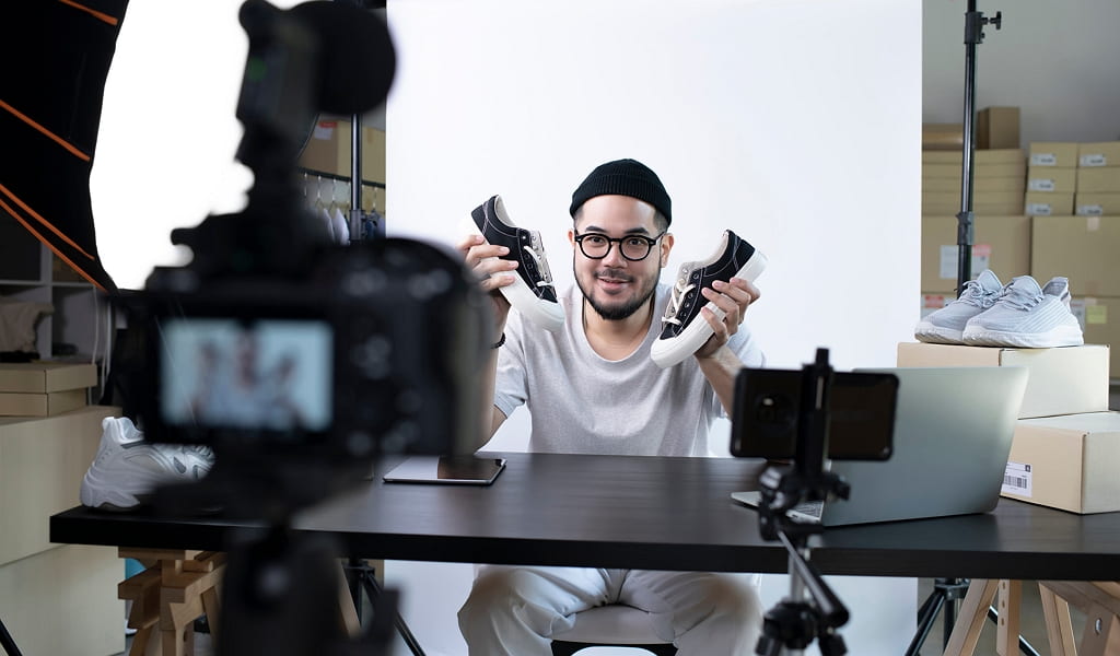 Influencer beim Dreh eines Videos für einen Social-Media-Post. Foto: Adobe Stock