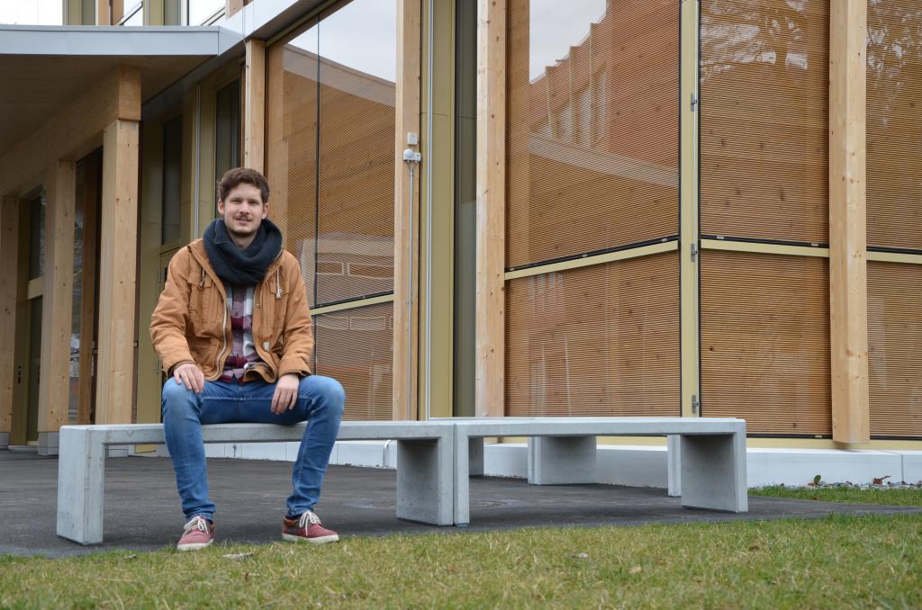 Tobias Schilter vor dem Gebäude des BWZ Uri.