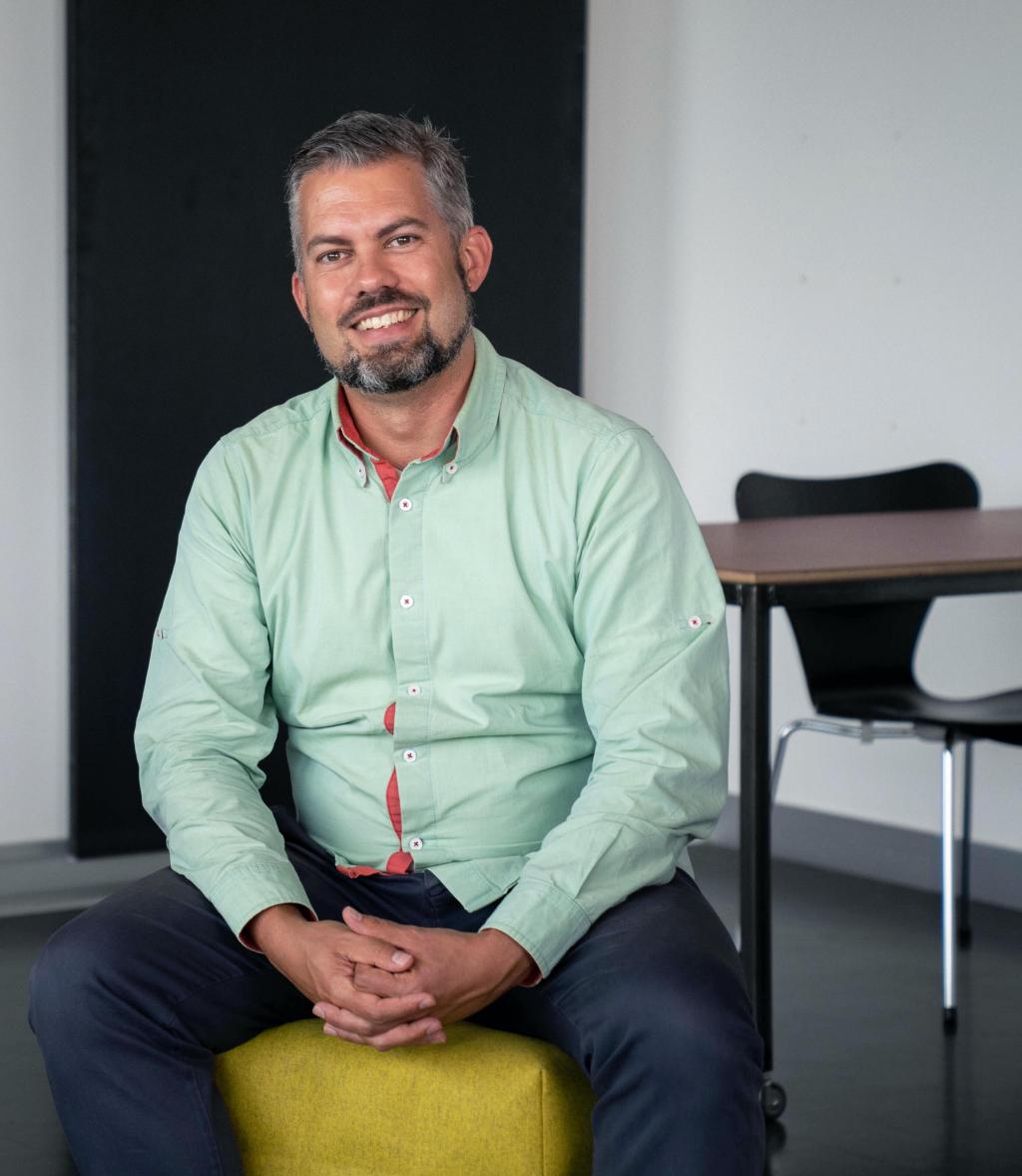 Roy Franke erklärt, dass hybrides Lernen für Bildungsanbieter sowie Teilnehmende zahlreiche Vorteile bietet. Foto: EB Zürich