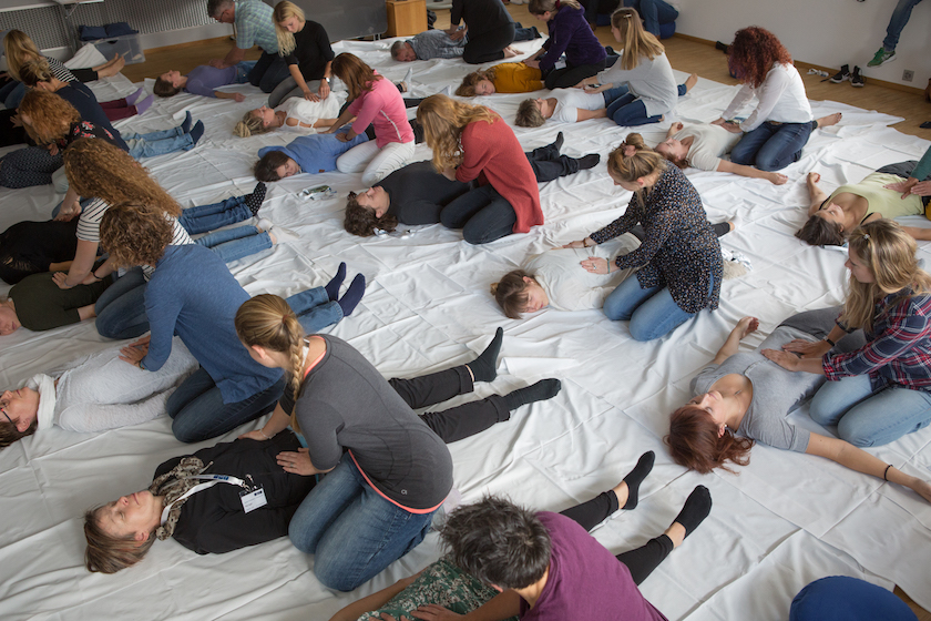 Das Interesse an Alternativmedizin ist sehr gross: Anlässlich eines Schnuppertags lernen Interessierte von Naturheilpraktikerin Christina Brunner so einiges über Shiatsu. Foto: Monique Wittwer