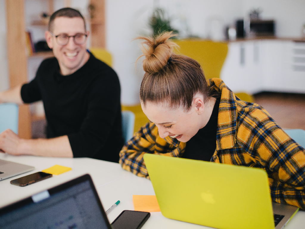 Eine gute Stimmung am Arbeitsplatz fördert die Zusammenarbeit im Unternehmen. (Unsplash)