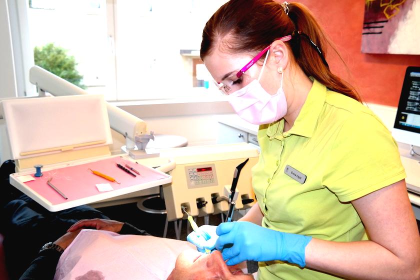 Dentalhygienikerin Emina Cepic bei der Arbeit. Sie ist in der Praxis von Thomas von Wyttenbach in Altdorf tätig. Foto: (©Martina Tresch-Regli)