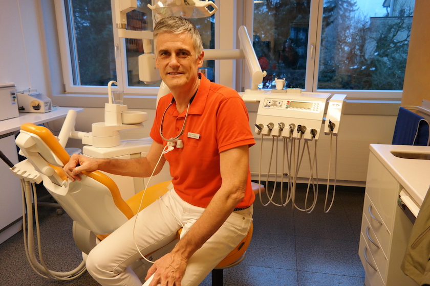 Thomas von Wyttenbach: In seiner Zahnarztpraxis in Altdorf sind zwei Dentalhygienikerinnen tätig. Foto: (©Martina Tresch-Regli)