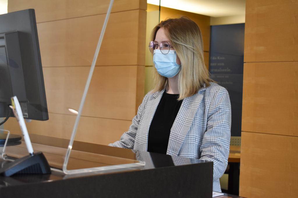 Julia Auf der Maur, KV-Lernende bei der Urner Kantonalbank in Altdorf, bei ihrer Arbeit am Kundenschalter. Foto: Ronny Arnold