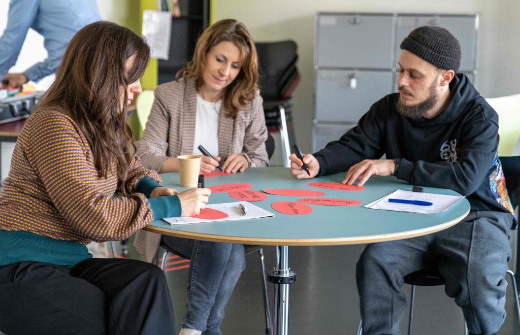 Teilnehmende der Weiterbildung vertiefen Inhalte gemeinsam – praxisnah, kollaborativ und auf Augenhöhe. Foto: EB Zürich