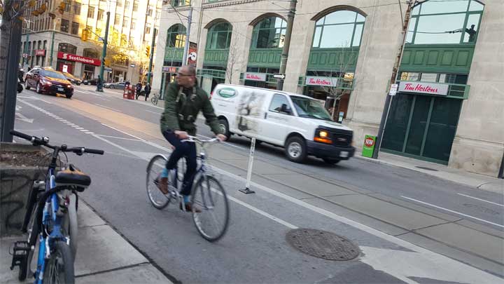 Beim Sprachaufenthalt in Toronto, Kanada, einen Abstecher ins Fashion District machen