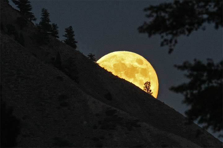 Mond über Bergkante