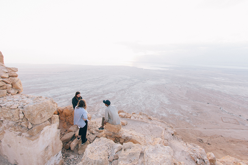 Personen führen ein Gespräch im Nationalpark von Israel.