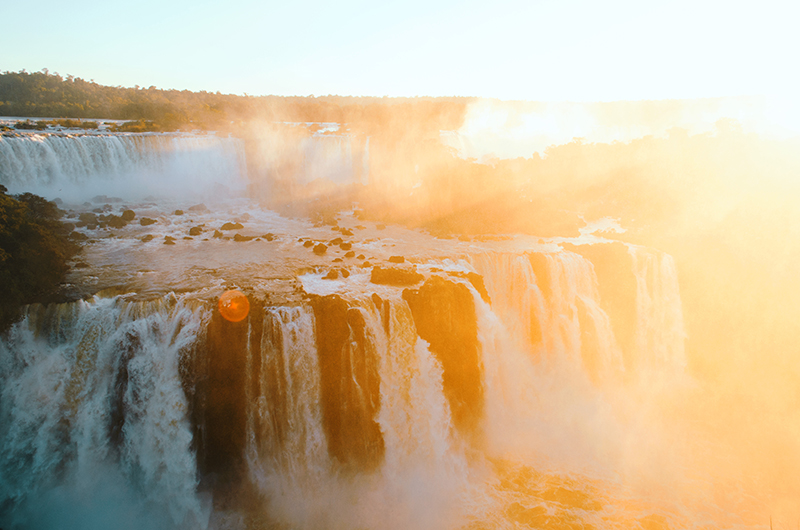 Wasserfall im Sonnenlicht.