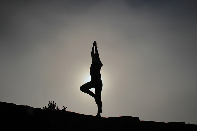 Person macht Yoga vor Mond.