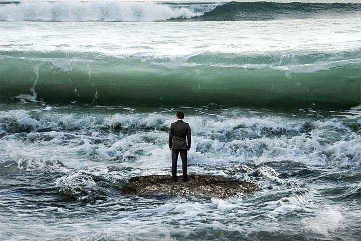 Mann auf Stein am Meer