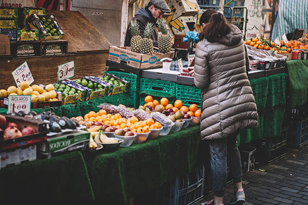 Frau auf dem Markt