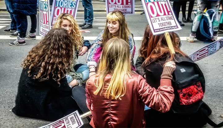 friedlich protestierende Jugendliche